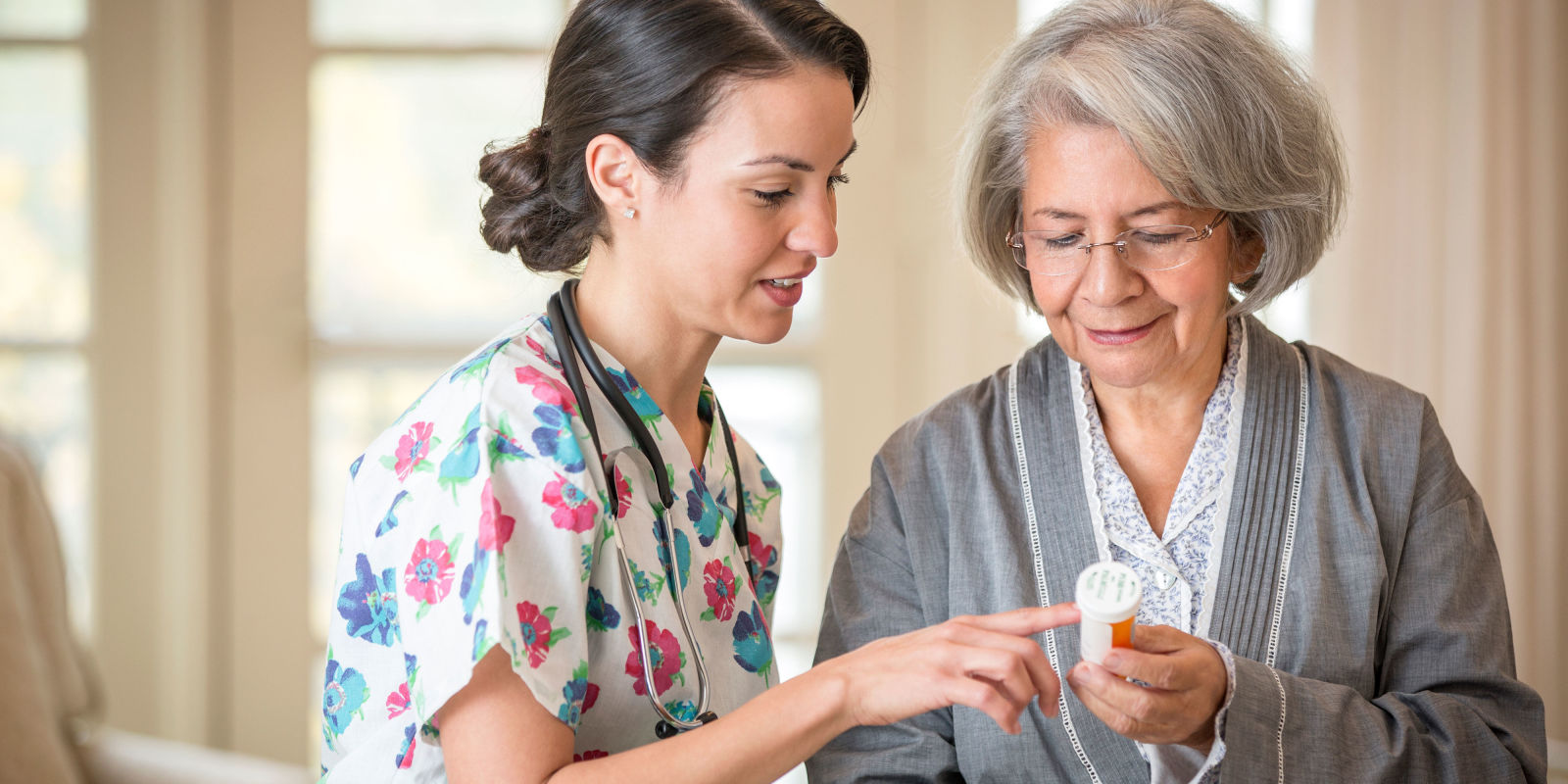 [:ua]на фото доктор консультує жінку про користь метформіну проти старіння[:ru]на фото доктор консультирует женщину о пользе метформина против старения[:]