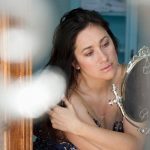 [:ru]Фото женщины, думающей о причинах появления ранней седины[:ua]Фото жінки, що думає про причини появи ранньої сивини[:]